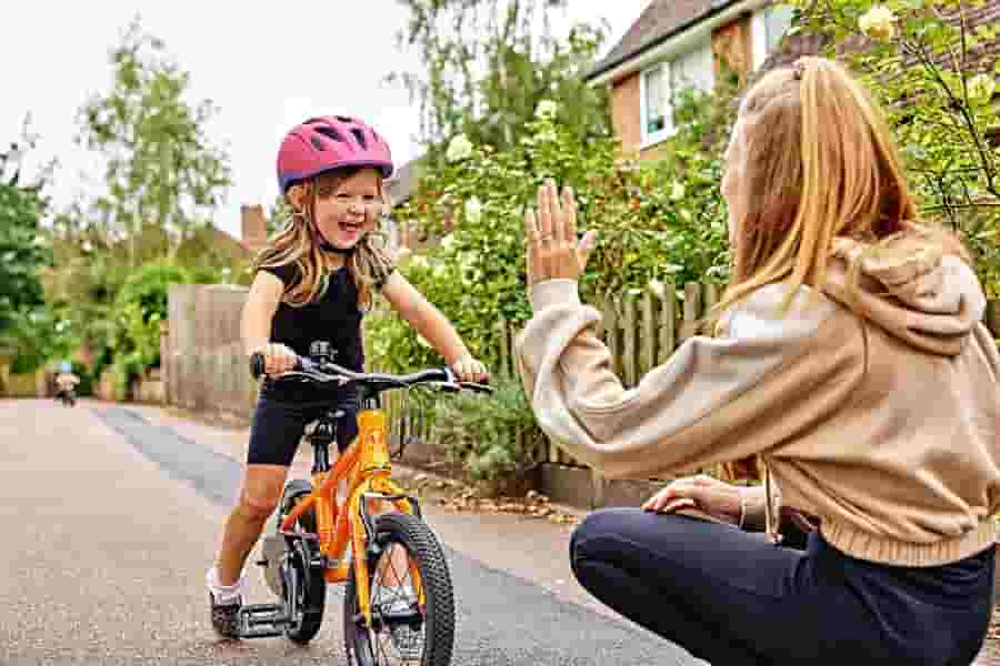 دوچرخه سواری کودک با رکاب دوچرخه